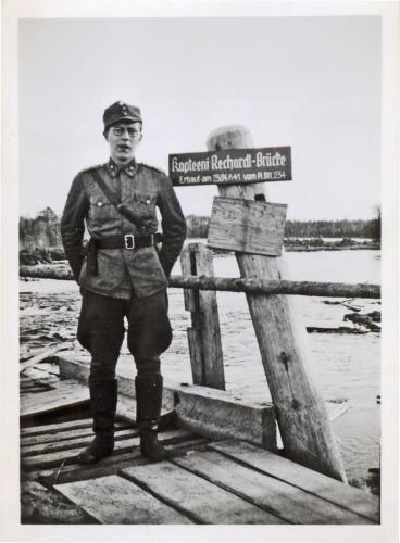 Veikko Saarnio ja sillan rakentajan omistustaulu "Kapteeni Rechardt elokuu 1941"