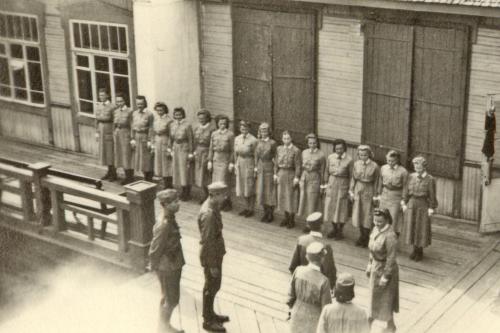 Lottakenraali Fanny Luukkonen tarkastuksella 'Sinisen kuun' terassilla