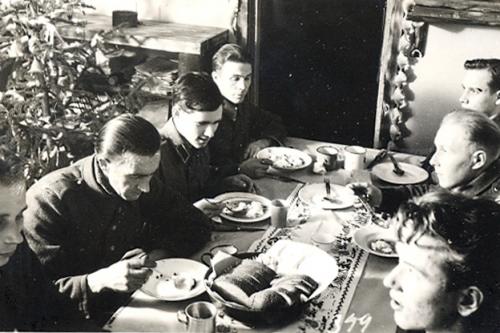 Motti2 jouluaterialla 1942