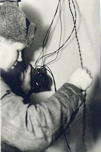 Heikki Valkonen selvittää kaapeleita