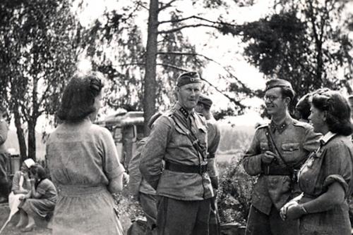 Vasemmalta Ulla Gummerus (selin), Aimo nuotio Teuvo Äyräpää Margaretha Ådahl