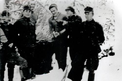 Vielä naurattaa Leo Naarvala äärimmäinen oikealla