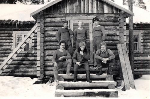 Motti 2 Miehiä Rukajärvellä itse rakentamansa tuvan edessä 1943